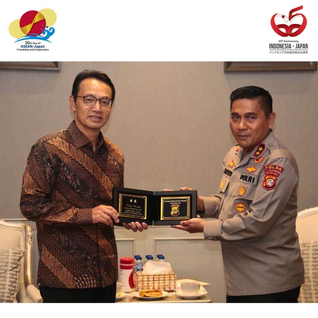 のインスタグラム：「Pada tanggal 6 Oktober 2023, saya melakukan kunjungan kehormatan kepada Irjen. Pol. Karyoto, S.I.K., M.H, Kepala Kepolisian Daerah Metro Jaya. Beliau mulai menjabat sebagai Kapolda sejak bulan Maret tahun ini, dan ini adalah pertama kali saya bertemu dengan beliau.  Pada kesempatan tersebut saya mengucapkan terima kasih atas peningkatan keamanan yang telah diberikan oleh Kepolisian Republik Indonesia selama kedatangan Kaisar Jepang Naruhito dan Permaisuri Masako dan penyelenggaraan Konferensi Tingkat Tinggi ke-43 ASEAN yang telah terlaksana dengan sukses. Saya juga meminta dukungan kepada beliau untuk tetap melanjutkan menjaga keamanan agar perusahaan dan warga negara Jepang yang tinggal di Indonesia dapat hidup dan menjalankan aktivitas bisnis dengan aman dan lancar.   10月6日、私は、ジャカルタ警視庁のカルヨト本部長を表敬訪問しました。同本部長は今年の３月に着任され、お会いするのは今回が初めてです。 天皇皇后両陛下のジャカルタ御滞在中やASEAN関連首脳会議における警察による警戒強化に対して感謝の気持ちをお伝えするとともに、在留邦人が安全に暮らし、企業活動を円滑に行えるよう、引き続きのご支援もお願いしました。  #65japanindonesia #65indonesiajepang #50aseanjapan #polri #poldametrojaya #dubeskanasugi」