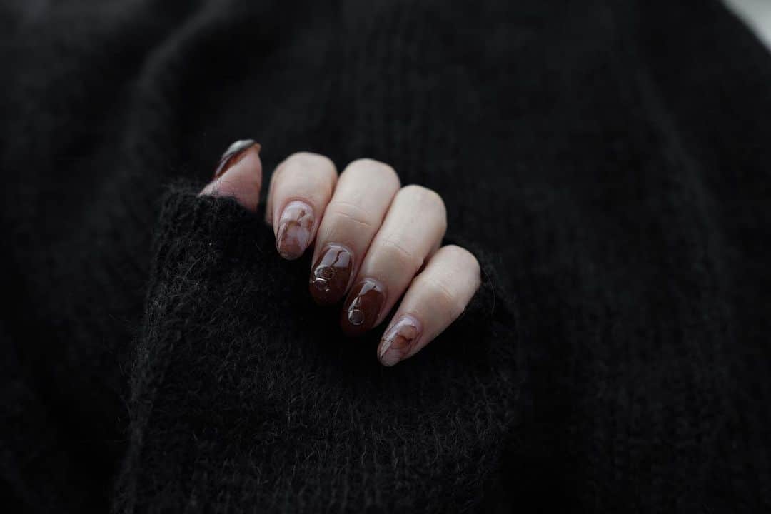 仲村美香のインスタグラム：「NEW NAIL💅❤️  新しいバブルネイルという ジェルの中に空気を入れる ネイルに初挑戦😍😍😍 めちゃめちゃ可愛い🥹🫶  色も混ぜて作ってもらって 秋らしいテラコッタカラーでお気に入り🥰🥰  サロンは友達の @a_nail37  恵比寿店です♡♡♡  いつもありがとう🤤❤️ ネイル後に3人で 新大久保食べ歩きもしてきた🫶」