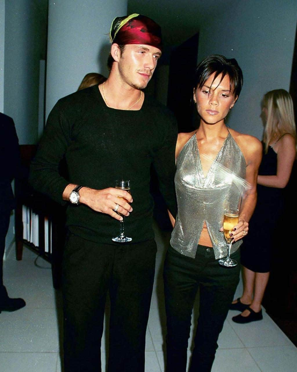 Vogue Australiaのインスタグラム：「Fashion and football: these were the two, titanic spheres of culture that #DavidBeckham and #VictoriaBeckham brought into amalgam. As #Netflix’s new documentary series #Beckham propels the couple back into the spotlight, we take a look back at #PoshandBecks’s most iconic fashion moments, from their meeting in the late ’90s to the turn of the millennium.  📷 Getty Images」