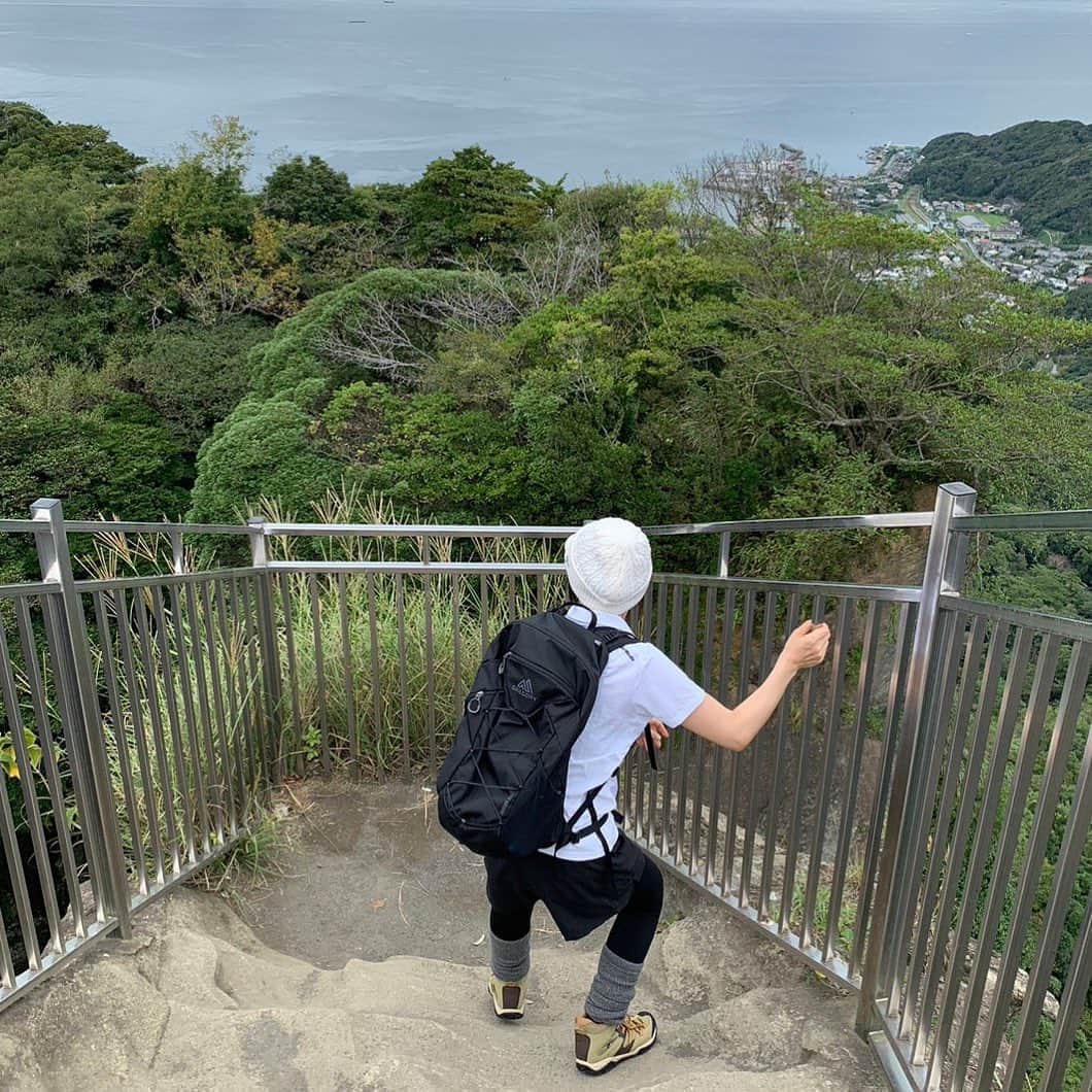 宮川美保のインスタグラム：「先日、千葉県の鋸山の山頂展望台地獄のぞきに行った時のへっぴり腰。」