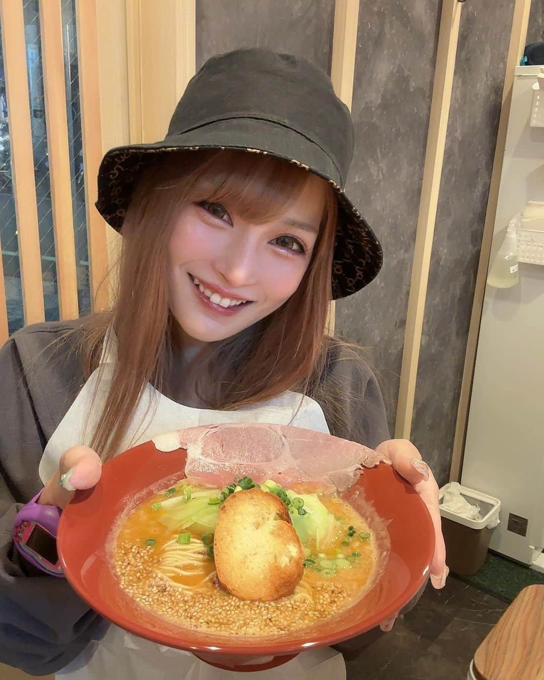 らむめろのインスタグラム：「🦐 ⁡ 東京海老トマトっていうラーメン屋さんが 8月に新宿でOPENしたよ🦐🍅 ⁡ ラーメン屋さんって 女性一人やと入りにくいイメージを抱く人も おると思うけどここは女性客も多くて 全然気にすることない🩷 ⁡ 注文したのはオマール海老SOBA🦐 盛り付けがめちゃおしゃれ！！！ 濃厚なエビのスープに細麺がよく合う🍜 低温調理のチャーシューも美味しい😋 ⁡ 海老やトマト好きな人におすすめしたい❤️ ⁡ ⁡ 📍東京海老トマト 東京都新宿区西新宿7-9-7ニッカビル1階 新宿駅より徒歩5分 ⁡ ⁡ ⁡ PR @tokyo.ebi.tomato #東京海老トマト #新宿ラーメン #新宿グルメ #西新宿ラーメン #西新宿グルメ #歌舞伎町ラーメン #海老ラーメン #トマトラーメン」