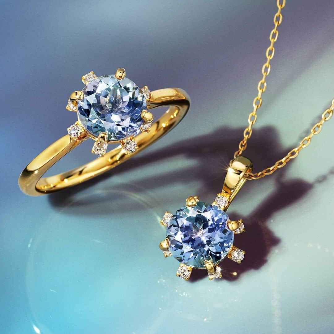 ビズーさんのインスタグラム写真 - (ビズーInstagram)「【2023 Christmas Collection】Tanzanite Lumiryeme  夕暮れ時。赤く染まった空が、だんだんと深いブルーに覆われて、月光と混ざり合う・・ この色彩がとけあう煌きは、タンザナイトだけの奥深い色。  特別なシーズンにふさわしい、直径約7mmという 大粒ジュエルが、めくるめく青の世界に誘います。  周りを囲むのは、花びらのように可憐な8石のダイヤ。 せっかくの大粒だからこそ360度楽しんでいただきたい.. ふっくらと有機的な曲線の石座と、ダイヤを少し下に配置することで、まるで花の“がく”のように、主役の宝石を引き立てるデザインに仕上げました。  360度どこから見ても美しい、溢れる青と白の煌めきを お楽しみください。  タンザナイト×ダイヤモンド・ルミリエム Item：ペンダントトップ Metal color：K18YG/K18PG/PT900  — #BIZOUX #ビズー #多彩な天然石 #christmascollection」10月9日 15時11分 - bizoux_jewelry