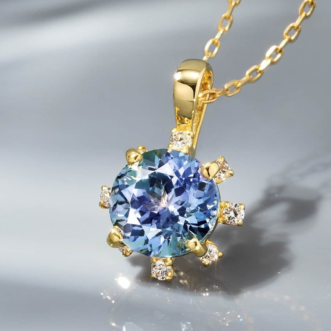 ビズーさんのインスタグラム写真 - (ビズーInstagram)「【2023 Christmas Collection】Tanzanite Lumiryeme  夕暮れ時。赤く染まった空が、だんだんと深いブルーに覆われて、月光と混ざり合う・・ この色彩がとけあう煌きは、タンザナイトだけの奥深い色。  特別なシーズンにふさわしい、直径約7mmという 大粒ジュエルが、めくるめく青の世界に誘います。  周りを囲むのは、花びらのように可憐な8石のダイヤ。 せっかくの大粒だからこそ360度楽しんでいただきたい.. ふっくらと有機的な曲線の石座と、ダイヤを少し下に配置することで、まるで花の“がく”のように、主役の宝石を引き立てるデザインに仕上げました。  360度どこから見ても美しい、溢れる青と白の煌めきを お楽しみください。  タンザナイト×ダイヤモンド・ルミリエム Item：ペンダントトップ Metal color：K18YG/K18PG/PT900  — #BIZOUX #ビズー #多彩な天然石 #christmascollection」10月9日 15時11分 - bizoux_jewelry