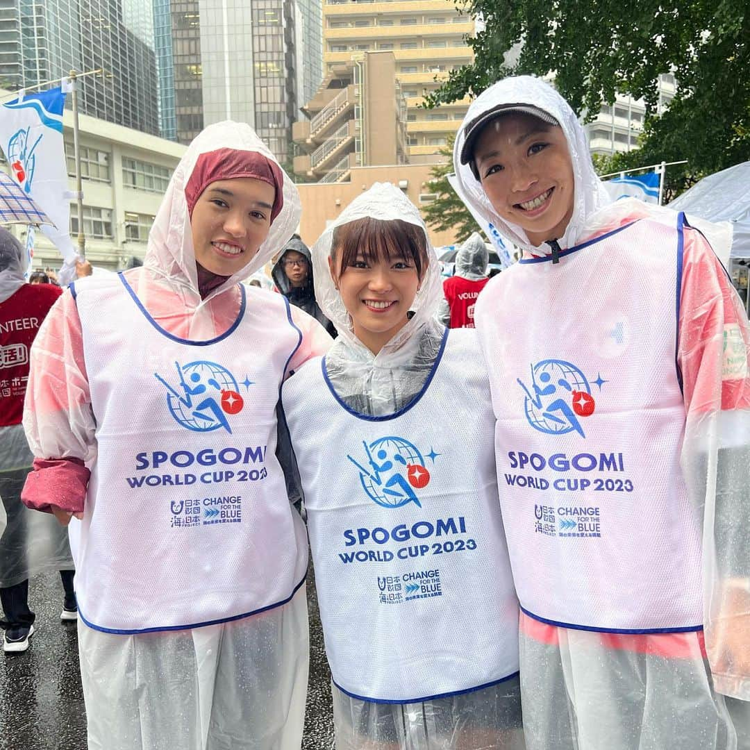 山内鈴蘭さんのインスタグラム写真 - (山内鈴蘭Instagram)「アンバサダーを務めています😊🌈 【SPOGOMI WORLD CUP 2023】日本代表を決める決勝トーナメントに参加していきました🔥  大雨☔️でずぶ濡れのゴミ拾い🥺 初めての経験でしたが、濡れてもゴミ拾う事に夢中で何も気にならなかった🤣🤣🤣  1チーム3人で全国都道府県から予選を勝ち抜いてきた皆様😍👏  私がご一緒させて頂いたのは 元なでしこ 大滝麻未さん❤️ (@amiotaki09 ) 元パラ競泳の一ノ瀬メイさん❤️(@mei_ichinose)  ご一緒できて本当に嬉しかったです🎉  ゴミ拾いして思ったのは… ⚫︎ペットボトル ⚫︎空き缶 ⚫︎たばこ 本当にこの３つのゴミが多すぎる！ 特にこの三つは解けないし、残り続ける。ペットボトルなんて800年も海の上で浮き続けるんです！  タバコ🚬捨てる人よく見るけど、 本当ありえないですからね…  ゴミ箱があるんだから その他のゴミもちゃんと捨てましょう😭 　 でも、力を合わせて沢山のゴミを拾って思ったのは一人一人の意識が高まれば街も綺麗になり、心も豊かになるなと😊🌸  今回は新宿をメインにゴミ拾いしましたが、ゴミが落ちてない道を歩くだけでとっても気持ちが良かったの☺️❤️❤️  皆さんも、身近な所から 大切な人や自分のために 社会貢献していきませんか？✋  #スポゴミ とは何か？  ″ゴミ拾いを競技にした世界で最も優しいスポーツ″とし、世界的に問題視されている【海洋ゴミ問題】  海に流れるゴミの8割が ″陸や街″から出ているという。  この問題を解決する最後の砦は 【ゴミ拾い】なんです。  未来の子供たちのため、 私達の住む街のため、 出来る事をコツコツと😊🌈  まだまだ写真上げていくね♫  #スポゴミ #spogomiworldcup2023 #spogomi #日本財団 #UNIQLO #ユニクロ #新宿 #ゴミ拾い #ゴミ拾い活動 #ボランティア #海洋ゴミ #海洋ゴミ問題 #社会貢献 #身近な所からはじめよう」10月9日 15時12分 - xxsuzuranxx