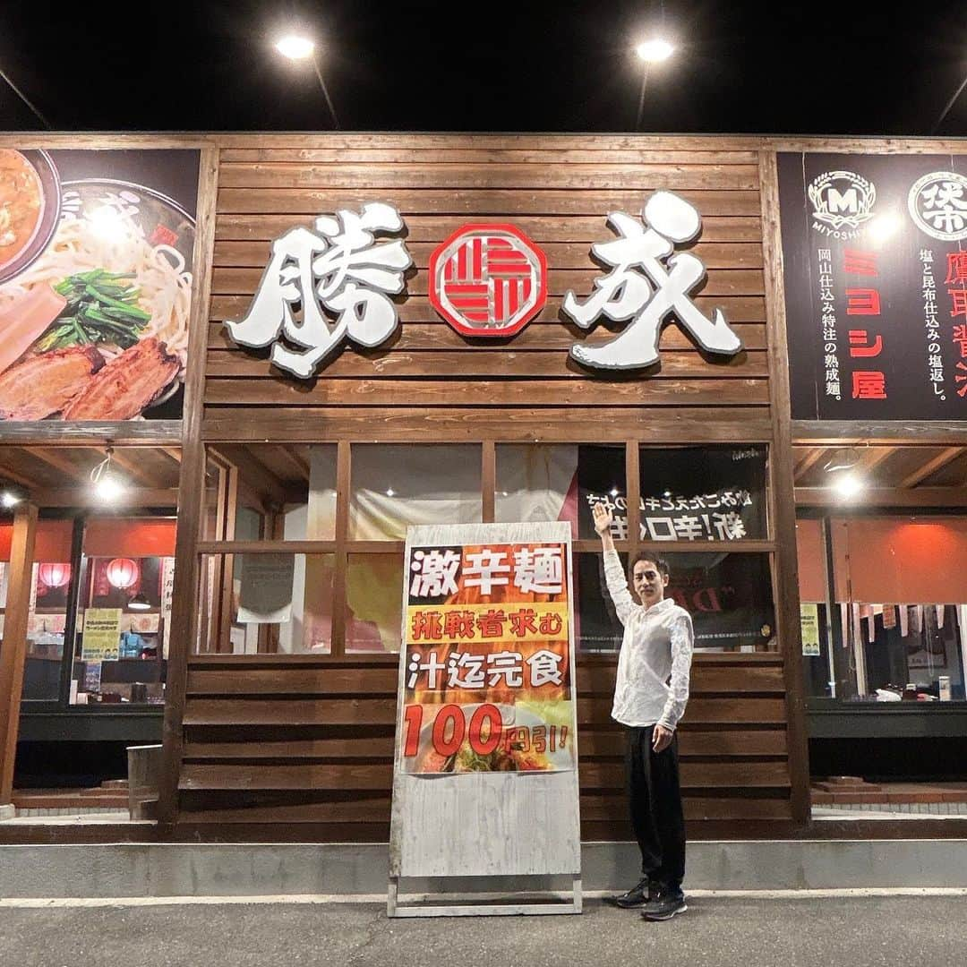 三宅裕貴のインスタグラム：「#PR 岡山県岡山市北区谷万成にある麺屋 勝成の『極太岡山備前みそラーメン･餃子セット』を食しに、陶芸作家の中井絵夢さんと釣りスタ始めたカメラマンのタカヒロさんと伺いました。  同じ敷地内の店舗駐車場に駐車しました。駐車場が広いので駐車しやすかったです。  店頭の看板と店内の看板に拘りが書かれていました。(先日の根本商店系列の三代目麺屋河村と同じ看板です☑️)  席に着いて、『極太岡山備前みそラーメン･餃子セット』を注文しました。  極太岡山備前みそラーメンのスープは、豚骨ベースに、赤味噌と麦味噌のブレンド味噌で、ギトギトしないしっかり濃厚な味噌味で美味しかったです。(もやしシャキシャキからハイテンションになる。) 麺は、ちぢれ太麺で、麺がらみが良くて美味しかったです。 (少し食べたら、テーブルに置いてある唐辛子を入れて、辛くして、また美味しかったです。)  餃子とご飯のセットは、 ①餃子を餃子のタレとラー油を付けて食す。 ②餃子を餃子のタレとラー油を付けて、ご飯にのせて(ご飯と)食す。 ③餃子をラーメンにのせて、スープと食す。 の3つのバリエーションで頂きました。 餃子は、パリッと表面と柔らか表面で、皮が薄過ぎず厚過ぎずに火がよく通って、うす味の塩胡椒で美味しかったです。  地元岡山に拘り抜いた味噌ラーメンでした。(結構辛くしてみても美味しかったです。)  メニューの一部を撮影して載せました。他に、豚骨白湯メニューも御座います。 『極太岡山備前みそラーメン･餃子セット』もご検討下さいませ。  ▷ @nemotoshouten   #麺屋勝成 #根本商店 #豚骨 #porkbones #라면 #岡山味噌ラーメン  #岡山ラーメン #岡山らーめん #岡山グルメ #岡山 #okayama #岡山市ラーメン #岡山市味噌ラーメン #岡山市ラーメン #岡山市らーめん #岡山市グルメ #岡山市 #ラーメン #ramen #라면 #味噌 #miso #된장  中井絵夢さん　@kikyo_gama  タカヒロさん　@taka2323taka2323」