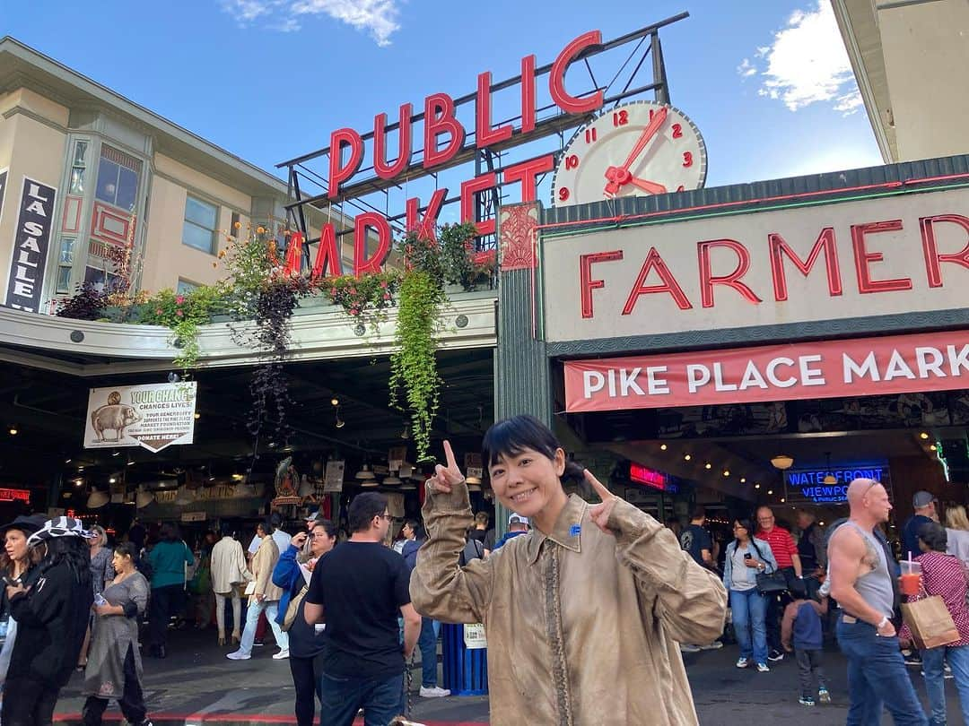 上原ひろみのインスタグラム：「Always happy to be back to Seattle! It was my first time playing at town hall, what a beautiful decor. Thank you all for your beautiful energy!! Pasta with pesto for dinner 🍽️」