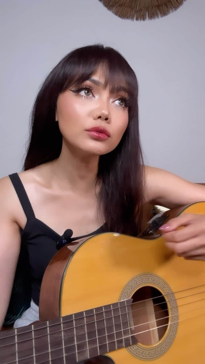 Rina Noseのインスタグラム：「Persembahan lagu misteri yang sulit terpecahkan dan hanya bisa dinyanyikan satu kali saja!」