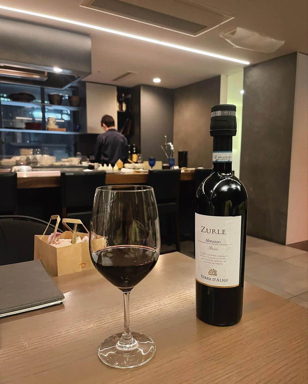 のインスタグラム：「🍷 @tanpopo_1999  なっちゃんが伊勢丹お疲れ様って会った瞬間にお花をくれた💐♡ #こんな彼氏欲しい  お店はどれもこれも美味しくて幸せな夜だった😙 2軒目の @shijimishokudohonten もとっても素敵なお店だからまたちゃんとpostする✒️ ⠀ 定例会のこの3人はPOPUPでも一緒🫶🏻 あ~楽しみ👗👚🧥」