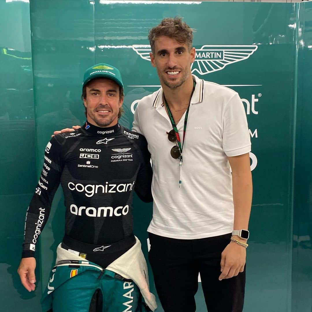 ハビ・マルティネスのインスタグラム：「It’s not everyday that i have the opportunity to meet a Sport legend and an example of what an athlete means @fernandoalo_oficial . BIG THANKS to @boss for hosting me this weekend and discover F1 world. @astonmartinf1 you made me feel like home, i appreciate it, you are a great family!」