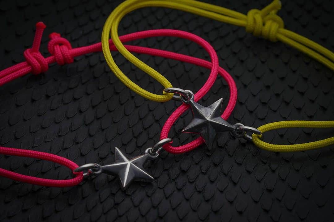 のインスタグラム：「♙ ♜ ♝ ♞ ♛ ♚ 【Star Code Bracelet】 スターチャームのコードブレスレット︎✴︎✴︎︎︎ シンプルなデザインでシーン問わず着用可能✴︎✴︎✴︎  BR932/¥7700  #PUERTADELSOL #プエルタ #プエルタデルソル #accessory  #jewelry #ジュエリー #アクセサリー #メンズアクセサリー  #恵比寿 /03-5489-9470 @puertadelsol_official  #大阪 /06-6136-5345  @puertadelsol_osaka」