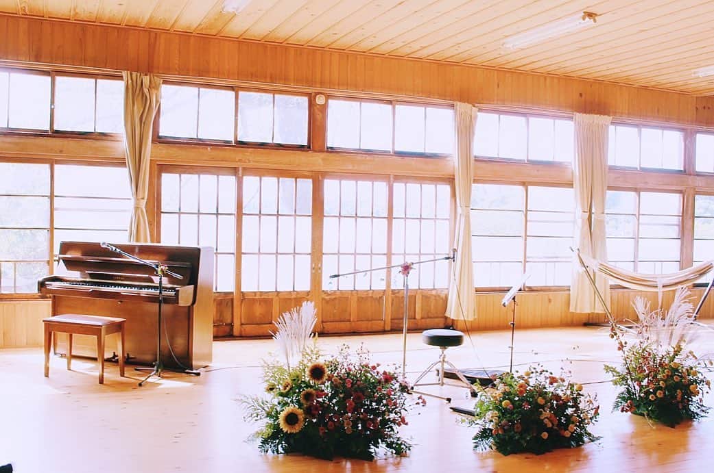 永原真夏さんのインスタグラム写真 - (永原真夏Instagram)「「Musicalium Tour」初日は、福島県二本松市✧  隠津島神社宿舎に置かれたアップライトピアノと武藤園芸さまの花々に囲まれて。 山に響く午前12時の時報が鳴ったら開演。歌ってみると、学校の音楽室のような、懐かしい響き。前日夜にリハーサルした時とは少し違う響き方で、山の中の木造ならではの変化とともに歌うのがとっても楽しかったです。  呼んでくださった渡辺さんが半年かけて計画してくださった「harenohi」も今回が初開催。これからも末長く続きますように。 わたしたちの旅もここからはじまります🦕🪽  @harenohi.nihonmatsu  @shink5869  @mutoengei  @kiraranadoruche」10月9日 15時22分 - suika1ban
