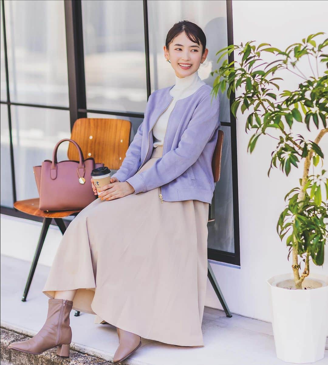 ITS'DEMOのインスタグラム：「. ＝＝＝＝＝＝＝＝＝＝＝＝＝＝＝＝＝＝＝＝ コンパクトにスッキリなアウター ＝＝＝＝＝＝＝＝＝＝＝＝＝＝＝＝＝＝＝＝  ショート丈とノーカラーデザインがスッキリ見えなスエード調ジャケット やわらか生地で動きやすさもカバー  color ・ベージュ ・グレー ・カーキ  38(M)40(L)  #itsdemo」