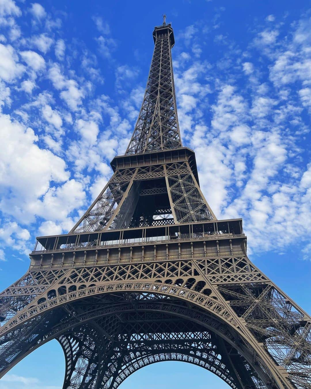 朝井麗華さんのインスタグラム写真 - (朝井麗華Instagram)「フランス🇫🇷といえばエッフェル塔 同じ日の同じ頃の時刻なのに、雲があったりぜんぜんなかったり、様々な顔を魅せるパリの空。  息子と行ってきました。 日曜日で混む日。事前にネットでチケット予約できるそうですが当日はできなかったので混み合う時間帯を避け午後3時半に行ったら少ししか並ばず入れた！よく「フランスは英語通じない。分かっててもしゃべってくれない」と聞くけど、ぜんぜんそんなことない気がする🙄  パリは17年前に行ったきりの2回目！ 息子はわずか4歳でいい経験しとるなーと客観的に思うが、これおっきくなったら覚えてないかな？🤔  今回のフランスは 9日間南フランス（カンヌ・ニース・モナコ・サントロペ）、 7日間パリへ！ 来年夏からはこれが見慣れた光景になるのかしら❣️  #フランス #France #Paris #パリ #エッフェル塔 #towereiffel」10月9日 15時35分 - reikaasai