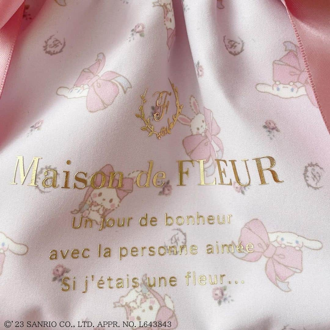 maisondefleur_pressさんのインスタグラム写真 - (maisondefleur_pressInstagram)「【本日10/9(mon)まで！】  ＼受注生産／ Maison de FLEUR  × Sanrio characters Wish me mell & Cinnamoroll  公式通販ストライプクラブ、ZOZOTOWNで 本日10/9(mon)23:59まで受注受付中！  ウィッシュミーメルのお誕生日をお祝いした 特別なコラボアイテムが登場♪  Maison de FLEUR 10周年を記念して、 ブランドアイコンである「お花」や「リボン」を モチーフにしたデザインです🎀  お誕生日をお祝いしにきてくれた シナモロールにも注目◎   ---------------------------  ○受注期間 本日10/9(mon)23:59まで  ○お届け予定 2024年1月上旬-下旬頃  ※サンプルにて撮影を行っております。 実際にお届けする商品と仕様やサイズが 若干異なる場合がございます。  ━━━━━━━━━━━━━━━ ☑ウィッシュミーメル クリアポケットトートバッグ ￥8,000 tax in  ☑ウィッシュミーメル&シナモロール 2Wayミニトート ￥6,000 tax in  ☑ウィッシュミーメル&シナモロール 巾着 ￥4,400 tax in  ☑ウィッシュミーメル パスケース ￥4,800 tax in . . #maisondefleur #メゾンドフルール #10ème #anniversaire #ダブルリボントートバッグ #sanrio #サンリオ #コラボレーション #コラボアイテム #サンリオコラボ #コラボレーションアイテム #limited #ウィッシュミーメル #wishmemell  #シナモロール #cinamoroll #メルちゃん #シナモン #シナメル #推し活 #トートバッグ #クリアバッグ #トート #ポーチ #巾着 #パスケース #カードケース #大容量バッグ #花柄 #リボン」10月9日 15時28分 - maisondefleur_press