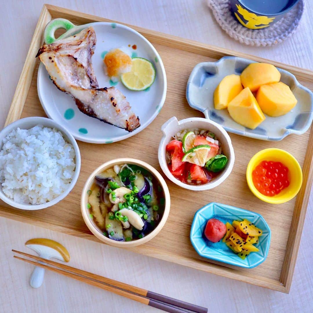 maki ogawaさんのインスタグラム写真 - (maki ogawaInstagram)「今日のお昼ご飯です。  誰もいない雨の祝日、 のーんびりご飯を作って のんびり食べました😊  •押し麦入りご飯 •揚げナスときのこの味噌汁 •梅干し&つぼ漬け •トマトとバジルのマリネ •いくらの醤油漬け •柿 •鰤カマ塩焼き です。  ブリカマは 4枚で200円のお買い得品です。 キッチンペーパーで水気を拭いて砂糖を振り、 15分放置。そのあと砂糖を洗い流して 塩を振ってグリルで焼きました。  砂糖をまぶす技は  @ryuji_foodlabo  リュウジさんの『至高の焼鮭』の作り方から。  これまで食べた中で 一番ふんわり美味しい鰤の塩焼きになりました😍  砂糖には保湿効果がありますものね。 パサつかないよう、 鶏胸肉に砂糖をすり込むことはありましたが、 お魚にもよいとは🥰  生サバでもいけるかな？  鰤の切り身も買ってみたので 明日は砂糖振りの鰤の塩焼き弁当を作ります。  焼きたての塩焼きはふんわりだけれども 焼いて3,4時間後にもそのふんわりが キープできるのか確かめてみたいと思います。  今日は冷えますね。 いつもは、喧嘩ばかりしているにゃんずが 仲良くくっついて暖をとっています。  寒暖差の激しい時期ですが、 どうぞご自愛くださいね。  #魚の塩焼き  #鰤の塩焼き  #お魚ランチ #美味しい魚の焼き方  #ブリカマ  #お昼ごはん  #ブリカマの塩焼き  #ランチアート #大人さまランチ #ご飯記録用  #ご飯記録  #フーディーテーブル  #フーディスト  #おにぎり  #ランチ #おうちランチ #ワンプレートランチ  #お昼ご飯  #ワンプレート #おうちカフェ  #bentoexpo #bentobox #onigirazu #lunchart #foodporn #foodeducation #cookinghacks #フーディストノート #小川真樹」10月9日 15時29分 - cuteobento