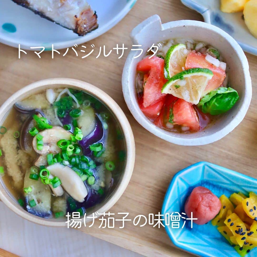 maki ogawaさんのインスタグラム写真 - (maki ogawaInstagram)「今日のお昼ご飯です。  誰もいない雨の祝日、 のーんびりご飯を作って のんびり食べました😊  •押し麦入りご飯 •揚げナスときのこの味噌汁 •梅干し&つぼ漬け •トマトとバジルのマリネ •いくらの醤油漬け •柿 •鰤カマ塩焼き です。  ブリカマは 4枚で200円のお買い得品です。 キッチンペーパーで水気を拭いて砂糖を振り、 15分放置。そのあと砂糖を洗い流して 塩を振ってグリルで焼きました。  砂糖をまぶす技は  @ryuji_foodlabo  リュウジさんの『至高の焼鮭』の作り方から。  これまで食べた中で 一番ふんわり美味しい鰤の塩焼きになりました😍  砂糖には保湿効果がありますものね。 パサつかないよう、 鶏胸肉に砂糖をすり込むことはありましたが、 お魚にもよいとは🥰  生サバでもいけるかな？  鰤の切り身も買ってみたので 明日は砂糖振りの鰤の塩焼き弁当を作ります。  焼きたての塩焼きはふんわりだけれども 焼いて3,4時間後にもそのふんわりが キープできるのか確かめてみたいと思います。  今日は冷えますね。 いつもは、喧嘩ばかりしているにゃんずが 仲良くくっついて暖をとっています。  寒暖差の激しい時期ですが、 どうぞご自愛くださいね。  #魚の塩焼き  #鰤の塩焼き  #お魚ランチ #美味しい魚の焼き方  #ブリカマ  #お昼ごはん  #ブリカマの塩焼き  #ランチアート #大人さまランチ #ご飯記録用  #ご飯記録  #フーディーテーブル  #フーディスト  #おにぎり  #ランチ #おうちランチ #ワンプレートランチ  #お昼ご飯  #ワンプレート #おうちカフェ  #bentoexpo #bentobox #onigirazu #lunchart #foodporn #foodeducation #cookinghacks #フーディストノート #小川真樹」10月9日 15時29分 - cuteobento