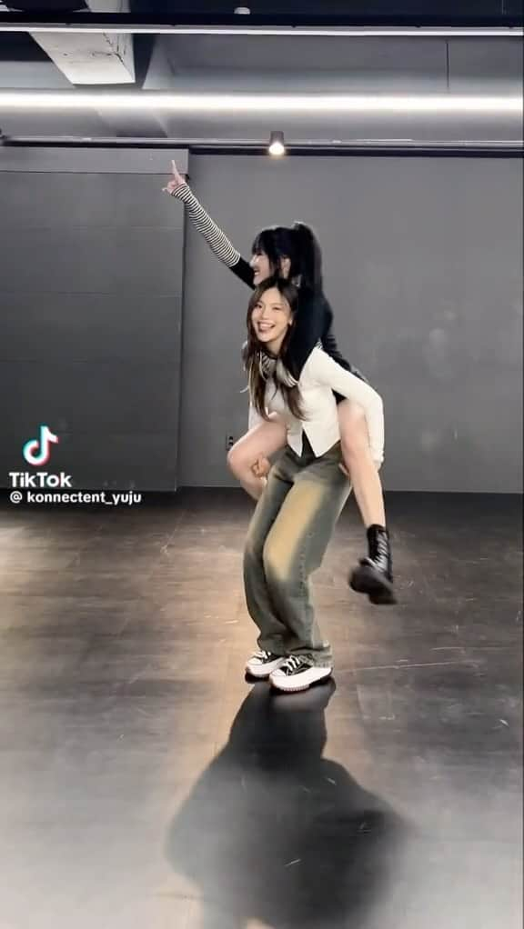 オムジのインスタグラム：「with @yuuzth   #여자친구 #엄지 #GFRIEND #UMJI #YUJU #DALALACHALLENGE #TIKTOKCHALLENGE #TIKTOK #DANCE #KPOP #MUSIC #KPOP #CHOREOGRAPHY #FOLLOW #REELS」