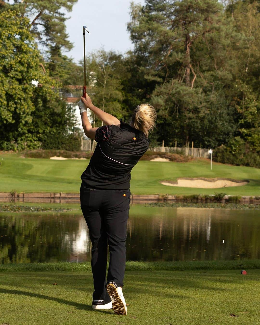 カーリー・ブースさんのインスタグラム写真 - (カーリー・ブースInstagram)「Swinging away at @worplesdongolfclub for @varietygolf ⛳️ cred @ianbinesphoto   #golf #golfswing #golfcourse #taylormade #colehaan #ellese #athlete #fitnessmotivation」10月9日 15時43分 - carlyabooth