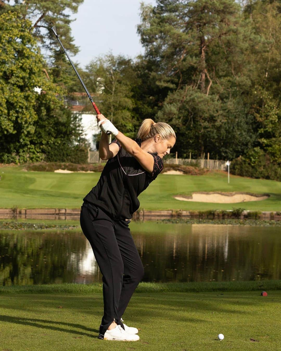 カーリー・ブースさんのインスタグラム写真 - (カーリー・ブースInstagram)「Swinging away at @worplesdongolfclub for @varietygolf ⛳️ cred @ianbinesphoto   #golf #golfswing #golfcourse #taylormade #colehaan #ellese #athlete #fitnessmotivation」10月9日 15時43分 - carlyabooth