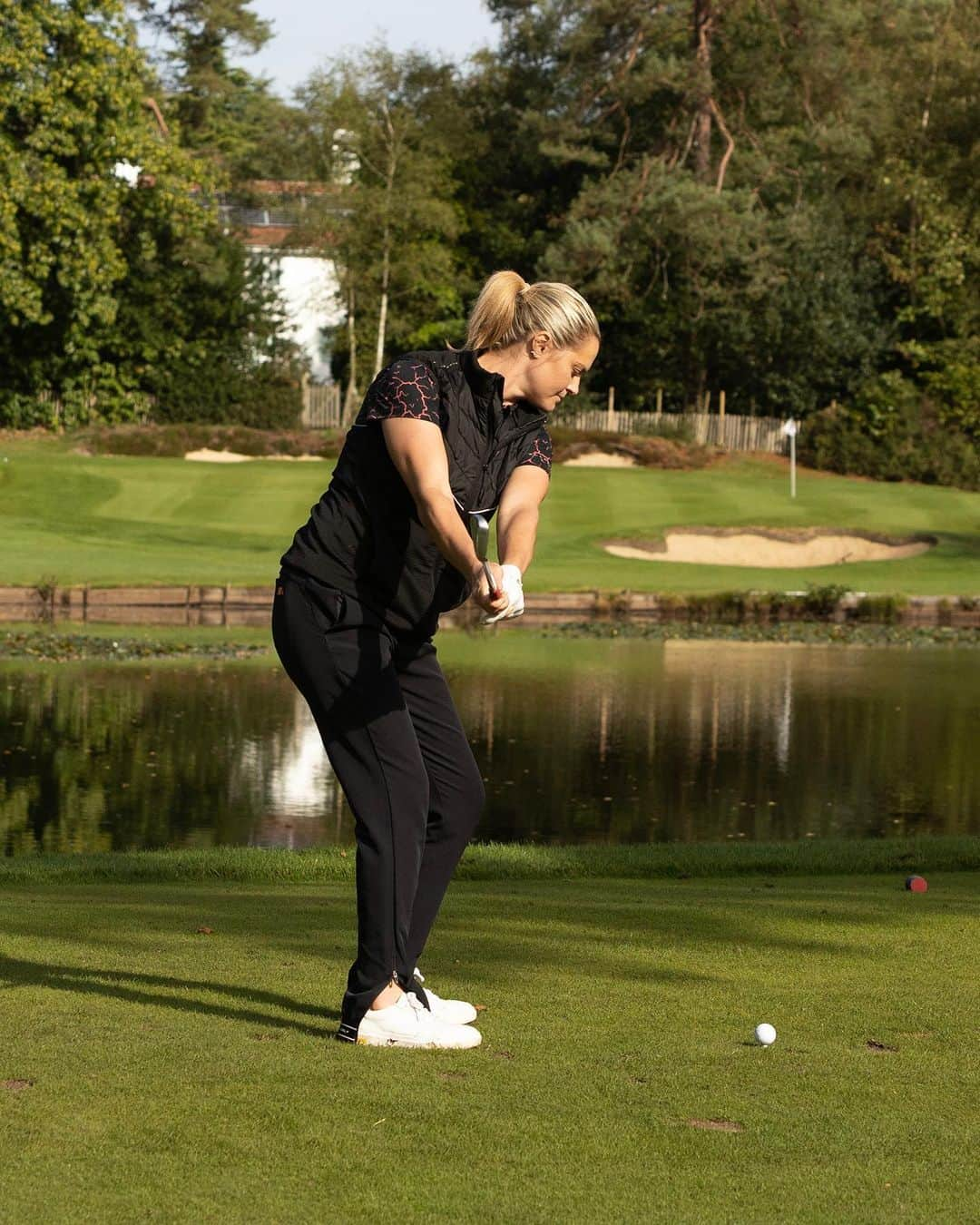 カーリー・ブースさんのインスタグラム写真 - (カーリー・ブースInstagram)「Swinging away at @worplesdongolfclub for @varietygolf ⛳️ cred @ianbinesphoto   #golf #golfswing #golfcourse #taylormade #colehaan #ellese #athlete #fitnessmotivation」10月9日 15時43分 - carlyabooth