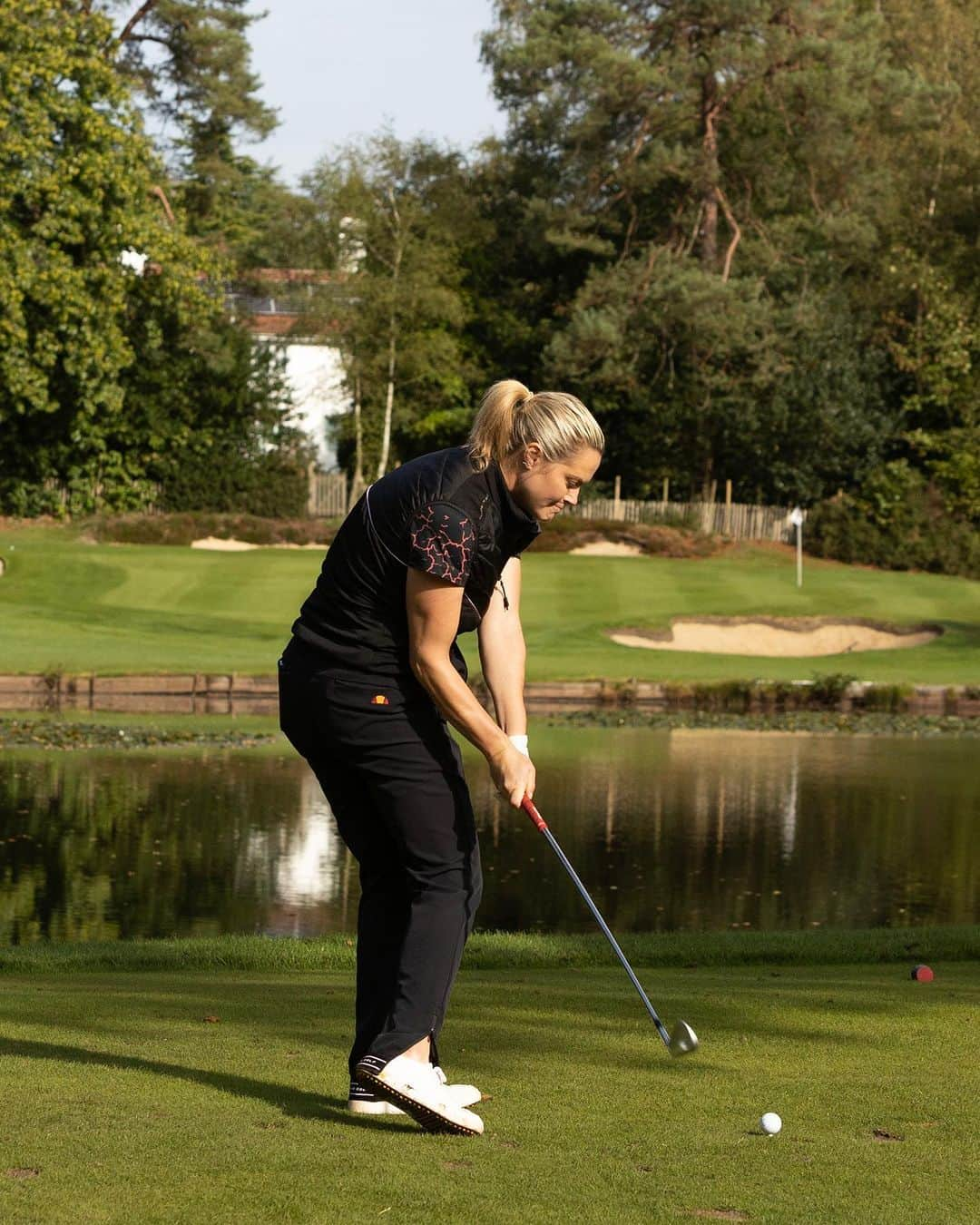 カーリー・ブースさんのインスタグラム写真 - (カーリー・ブースInstagram)「Swinging away at @worplesdongolfclub for @varietygolf ⛳️ cred @ianbinesphoto   #golf #golfswing #golfcourse #taylormade #colehaan #ellese #athlete #fitnessmotivation」10月9日 15時43分 - carlyabooth