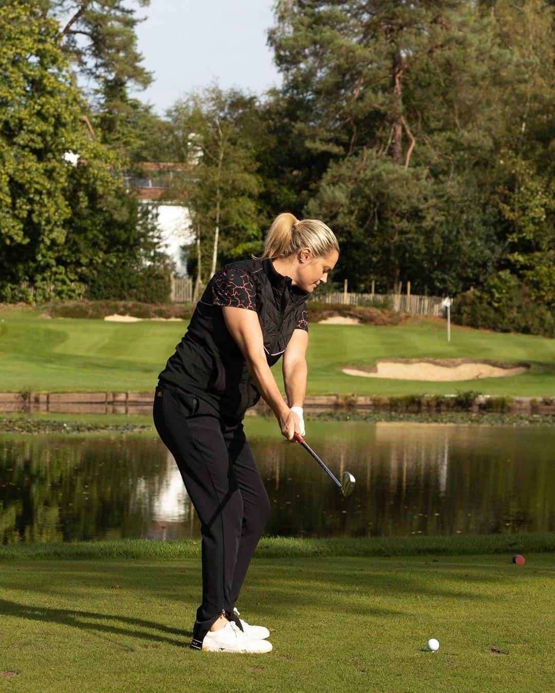 カーリー・ブースさんのインスタグラム写真 - (カーリー・ブースInstagram)「Swinging away at @worplesdongolfclub for @varietygolf ⛳️ cred @ianbinesphoto   #golf #golfswing #golfcourse #taylormade #colehaan #ellese #athlete #fitnessmotivation」10月9日 15時43分 - carlyabooth