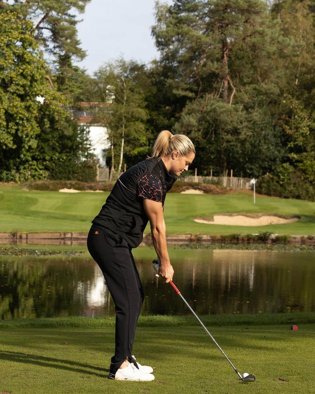 カーリー・ブースのインスタグラム：「Swinging away at @worplesdongolfclub for @varietygolf ⛳️ cred @ianbinesphoto   #golf #golfswing #golfcourse #taylormade #colehaan #ellese #athlete #fitnessmotivation」