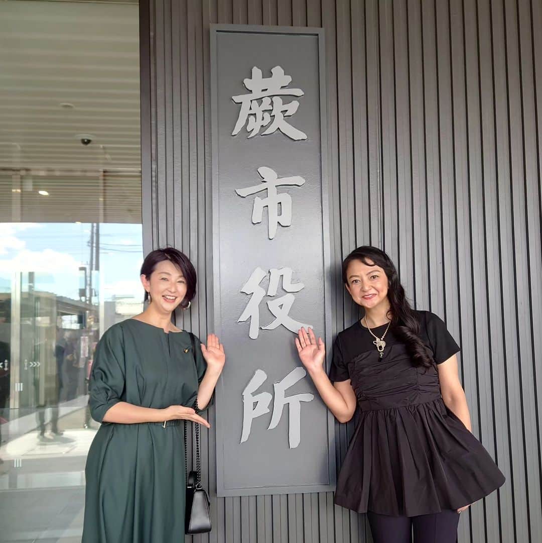 小島奈津子さんのインスタグラム写真 - (小島奈津子Instagram)「2023.10.9 ふるさとの #埼玉県蕨市　の市庁舎が建て替えられました。あす10/10より全面開庁です。  それに先立って、先日落成式にうかがってきました。 そちらで、 元#日テレアナウンサー　で #蕨市PR大使　の　#町亞聖　さんと、 初めてお目にかかれた！ お互い、同じような時期の局アナだったんですが、 同郷だったのに、 いままでお会いできるチャンスがなかったことが不思議です！  蕨の旧市役所は、 つい最近まで刑事ドラマなどでロケに使用されていたり、、 なかなか味のある、昭和感あふれる！外観だったんですが、50年以上が経過し、満を持しての建て替え。  市役所の目の前に、楽しいポスト📮も設置されてました。 最後のショット、ポストの裏側の 羽のついた#ワラブー　は、 蕨の大スター✨#ジアルフィー　の 高見沢さんデザイン　なんです」10月9日 15時35分 - kojimanatsuko_official