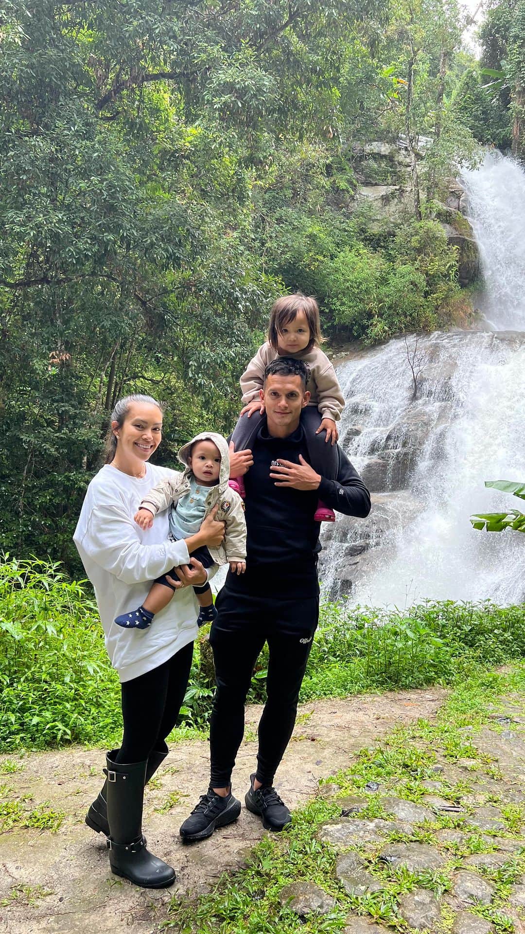 タヤ・ロジャースのインスタグラム：「I love this quote from Nikki Farrell (cofounder of the Wildlings Forest School).  And even more than that, I love that we’ve been fortunate enough to access safe spaces & time outdoors for our family. It’s been a lot of effort spending less time in Bangkok, splitting the majority of our time back & forth between Koh Samui & Chiangmai, but they only get one childhood & we are determined to make it amazing. Mika & I agreed before we even got married that someday when we had a family of our own we would prefer to spend less time in a city & more time somewhere they could explore the outdoors. To be living that dream now makes me more grateful than ever 🥹🫶🏽」