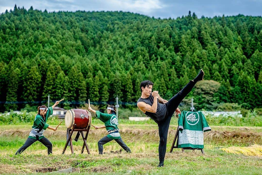 江幡塁さんのインスタグラム写真 - (江幡塁Instagram)「2023年秋の収穫祭@那須町   @taikolab_aoyama と 豊作の感謝の意を込めて田んぼの神様に奉納させて頂くために作り上げた『田ノカミ神楽』。  強くなるために始めた格闘技。  技を通して、競技を通して自己鍛錬をしてきた。  夢を持ち純粋に、誠実に向き合ってきたキックボクシングを神楽として奉納させていただきました。  日本人として、  日本の伝統文化である武道を通して学んだ格闘家として、  日本伝統芸能でもある和太鼓と共に神楽を舞うことができたことを誇りに思います。  #江幡塁  #格闘家  #武道  #神楽  #田楽 #和太鼓  #日本伝統文化 #キックボクシング #お米   @kazki615  @a87.1225  @rikachan_728  @okasaya  @nasu_musume  @k.atsushi96  ありがとうございました。」10月9日 15時45分 - ruiebata