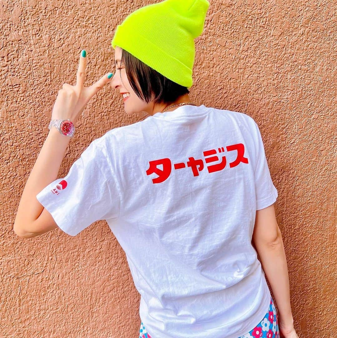 石井美絵子さんのインスタグラム写真 - (石井美絵子Instagram)「スジャータTシャツ✌️🧃 3枚目の写真は22歳のギャルに教えてもらった 最近の流行りの撮り方だよ🫡🌺 手と足がルフィみたいになるのが ポイントらしいよ🫢  top #古着 #スジャータ pants #アールイードット sneaker #converse ーーー #古着 #古着コーデ #古着ファッション #古着好き #古着女子 #カラーコーデ #カラフルコーデ #カラフル好き #派手服 #派手好き #派手コーデ #派手ファッション #fashiongram #colorfullife #colorfulfashion #vintagefashion #vintagelove #ミカコのフク」10月10日 21時00分 - mikako.ishii