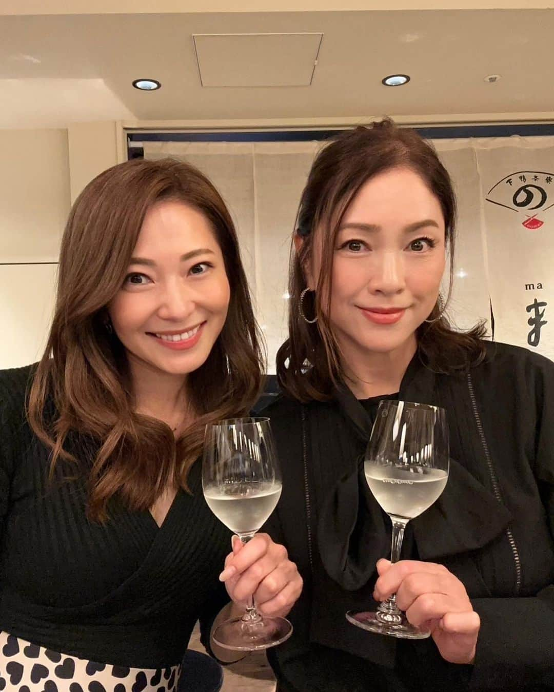 田中悦子さんのインスタグラム写真 - (田中悦子Instagram)「【凍眠生酒を楽しむ会】の イベントに友達の @yukkomatsuda ゆっこちゃんと参加してきました❣️  冷凍技術「凍眠」で凍結させた 生原酒をその場で凍結させた生原酒を楽しむ会❣️  完全に溶かしてから飲むのはもちろん冷酒より更に冷たい半解凍で飲むなど、口当たりの違いも感じられて、楽しめました❣️  南部美人の半解凍を最初に 飲んだ時、ゆっこちゃんと えっ？なにこれ？って 思わず顔を見合わせてしまったほど、日本酒とは思えない とろみと甘さを感じて 美味しい〜😍😍😍と 声を出してしまった❣️  4種類の日本酒をいただき それぞれ、ほんとに美味しかったです。 お料理も素敵💓 昆布〆のお刺身や、 牛すじ煮込み めっちゃ美味しかったです❣️  しばらく 日本酒にハマりそうです🥰  最後に お招き下さった とてもダンディで素敵な 取締役の野口様 @takuyunoguchi  ありがとうございました❣️  #下鴨茶寮のまえ銀座 #日本酒 #凍眠生酒」10月9日 15時54分 - etsuko.reborn25