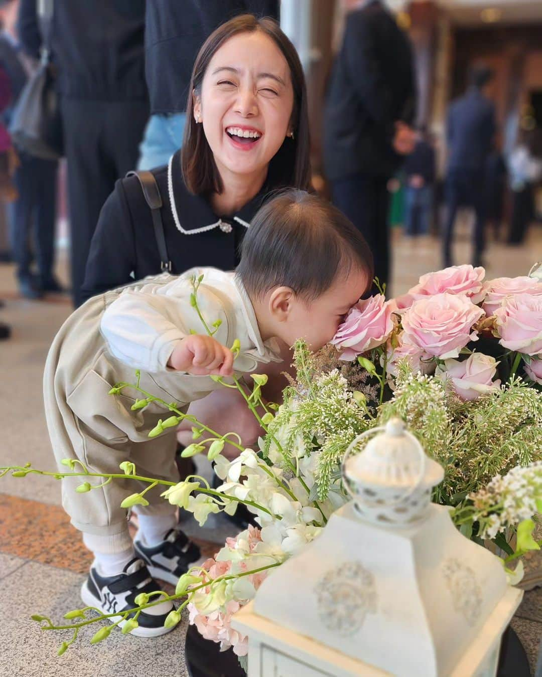 ヘリム さんのインスタグラム写真 - (ヘリム Instagram)「오늘은 결혼식 하객으로! 출산 후에는 무조건 편한 옷과 운동화만 찾았는데 (원래도 그랬지만 더더욱) 오늘은 친한 분의 특별한 날인만큼 살짝 꾸며봤어요! 우리 시우도 오늘은 신사답시우🤵3번째 사진은 요즘 시우가 꽃만 보면 꽃 향기를 맡아요ㅋㅋㅋ 어쩔때는 조화를 보고도 향긋하게 맡아욬ㅋㅋ(오늘은 생화🌸🌸🌸)  #결혼식 #하객룩 #19개월아기 #엄마와아들 #myboy @shin_siwoo @shinmincheol」10月9日 16時01分 - wg_lim