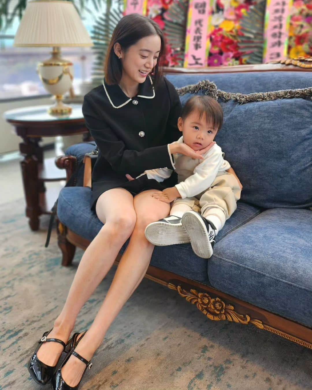 ヘリム さんのインスタグラム写真 - (ヘリム Instagram)「오늘은 결혼식 하객으로! 출산 후에는 무조건 편한 옷과 운동화만 찾았는데 (원래도 그랬지만 더더욱) 오늘은 친한 분의 특별한 날인만큼 살짝 꾸며봤어요! 우리 시우도 오늘은 신사답시우🤵3번째 사진은 요즘 시우가 꽃만 보면 꽃 향기를 맡아요ㅋㅋㅋ 어쩔때는 조화를 보고도 향긋하게 맡아욬ㅋㅋ(오늘은 생화🌸🌸🌸)  #결혼식 #하객룩 #19개월아기 #엄마와아들 #myboy @shin_siwoo @shinmincheol」10月9日 16時01分 - wg_lim