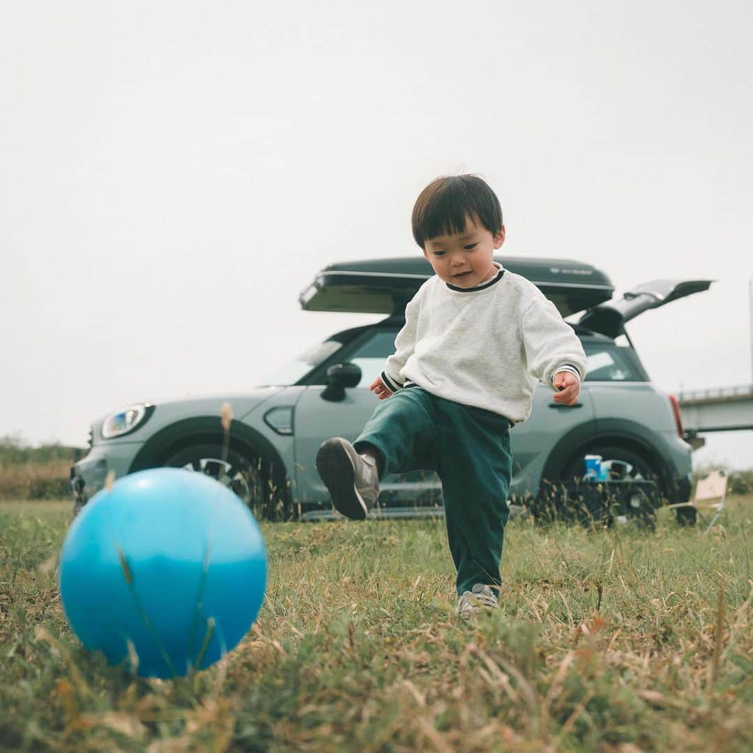 MINI Japanさんのインスタグラム写真 - (MINI JapanInstagram)「今日は #スポーツの日 ⚽🥎   一緒にたくさん遊んだあとは、クルマの中で夢の世界へ… そんな瞬間を見たいから、今はとにかくいっぱい走って、いっぱい遊ぼう！   📷: @kxyxoxn6328   #CrewOfMINI #MINIJapan #MINICrossover」10月9日 15時59分 - mini_japan