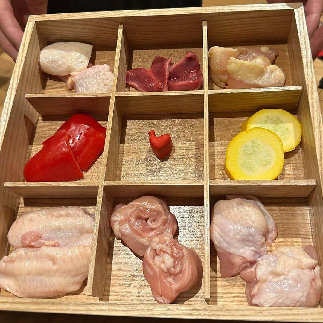 井上公造のインスタグラム：「@mitomi_emon さんプロデュースの鶏焼き肉の店。 @torishouishii141 さんの鳥料理です。 焼鳥もいいけど、自分で焼いて食べるのもいい。焼肉とは違ってヘルシーです。オススメです！  #六本木グルメ   #鳥料理   #omakase   #鶏焼き肉囲」