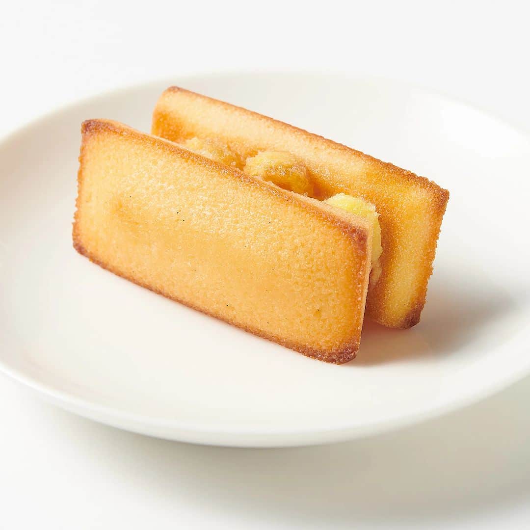 無印良品さんのインスタグラム写真 - (無印良品Instagram)「【今週の一押し新商品】『素材を生かした りんごバター』 - 甘みと酸味のバランスが良いふじりんごを使った『素材を生かした りんごバター』です。角切りとピューレをブレンドし、食感良く仕上げました。 りんごの爽やかな香りと、バターのコクが特長です。  トーストに塗るのはもちろん、お菓子づくりにも活用できます。  その他にも、『りんごとキャラメルのケーキ』や『りんごのフィナンシェサンド』など、りんごを使ったお菓子が登場しました。  ▼商品名 素材を生かした りんごバター  ▼価格（消費税込み） 490円 - #無印良品 #MUJI #MUJI新商品 #バター #りんご #りんごバター」10月9日 16時00分 - muji_global