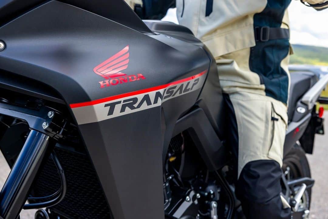 Honda Powersports USさんのインスタグラム写真 - (Honda Powersports USInstagram)「SWIPE 👉 to get up close and personal with the all-new #Transalp. 🙌 #BetterOnAHonda」10月10日 2時56分 - honda_powersports_us