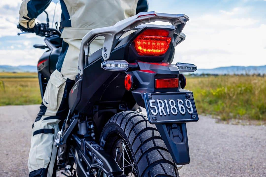 Honda Powersports USさんのインスタグラム写真 - (Honda Powersports USInstagram)「SWIPE 👉 to get up close and personal with the all-new #Transalp. 🙌 #BetterOnAHonda」10月10日 2時56分 - honda_powersports_us