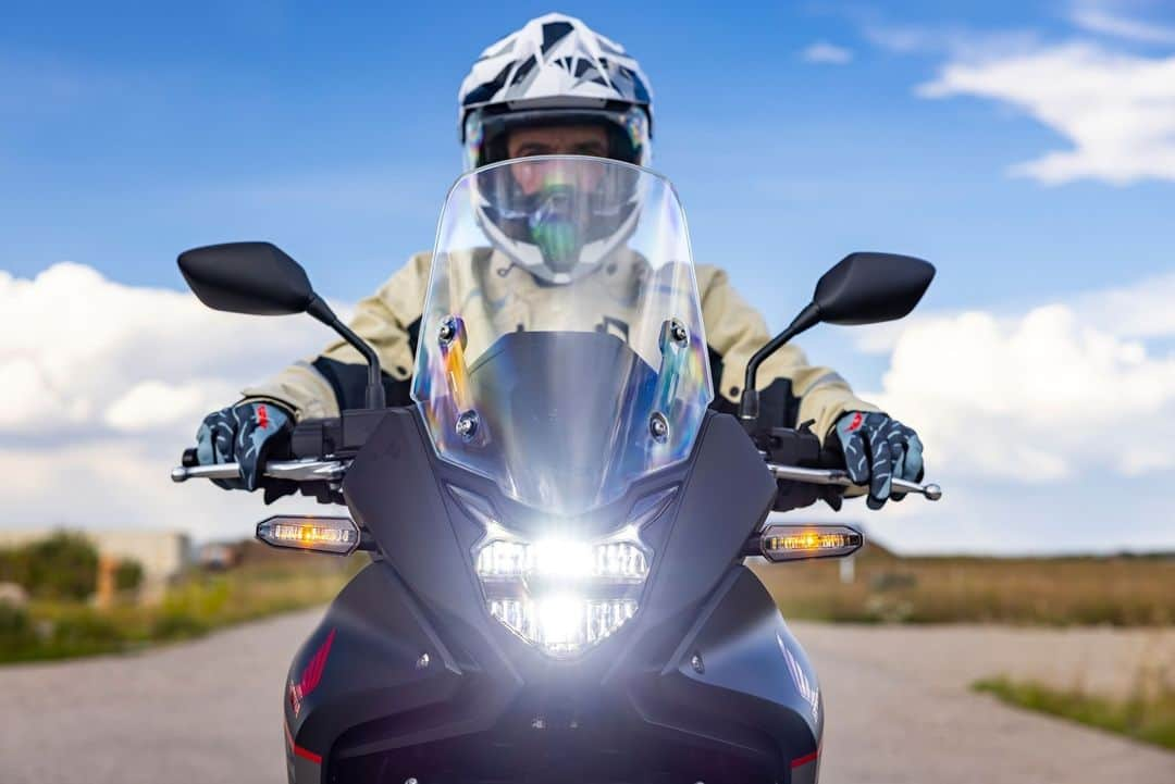 Honda Powersports USさんのインスタグラム写真 - (Honda Powersports USInstagram)「SWIPE 👉 to get up close and personal with the all-new #Transalp. 🙌 #BetterOnAHonda」10月10日 2時56分 - honda_powersports_us