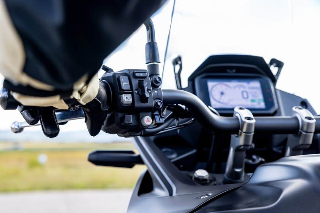 Honda Powersports USさんのインスタグラム写真 - (Honda Powersports USInstagram)「SWIPE 👉 to get up close and personal with the all-new #Transalp. 🙌 #BetterOnAHonda」10月10日 2時56分 - honda_powersports_us