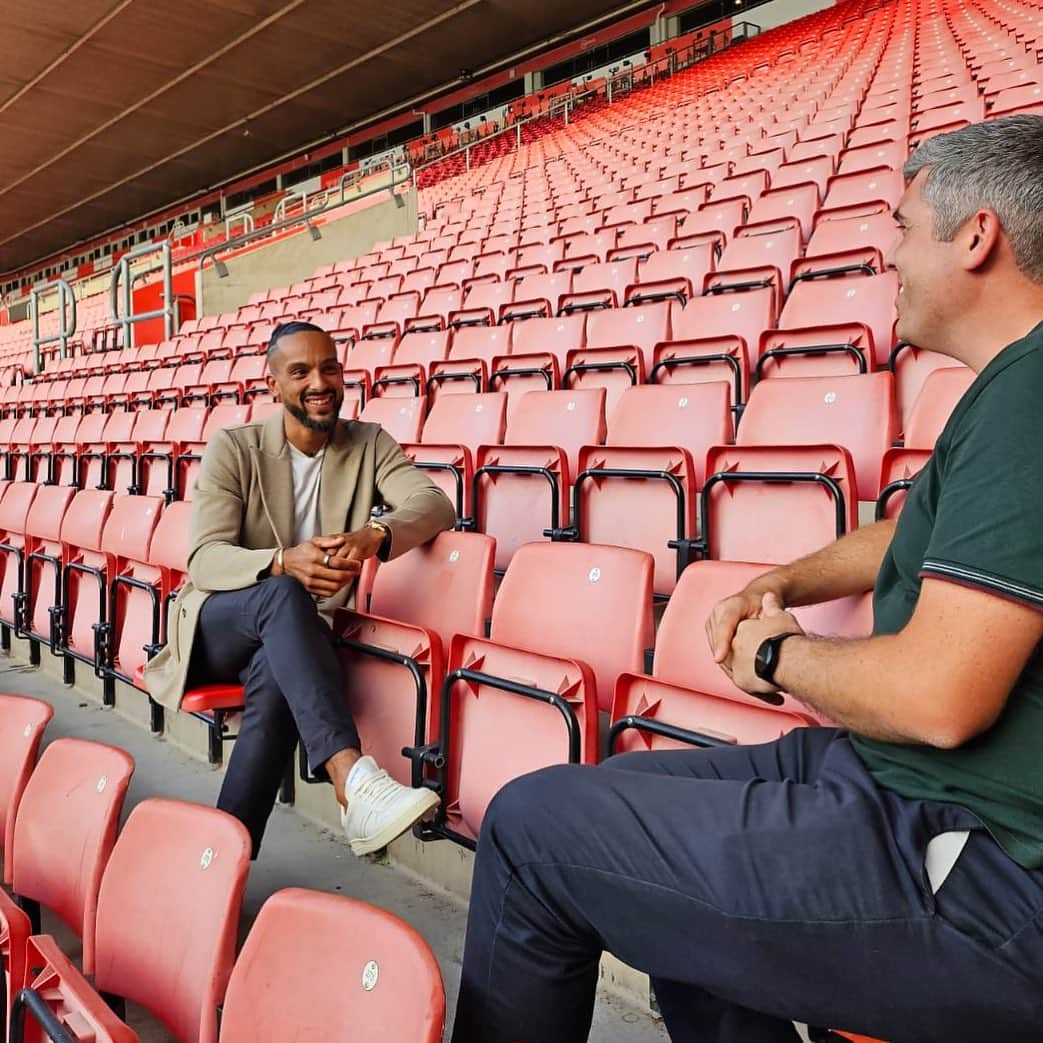 セオ・ウォルコットさんのインスタグラム写真 - (セオ・ウォルコットInstagram)「Loved being back at St Mary’s today for the launch of the second series of @cbbc ’s The Football Academy. You can watch it now on on the iPlayer 💪🏾」10月10日 2時54分 - theowalcott