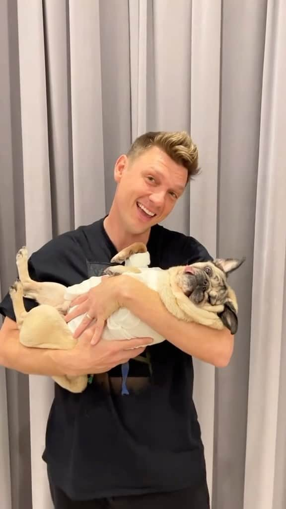 ニック・カーターのインスタグラム：「I am officially a Backstreet Boy and have a bromance with @nickcarter to prove it! 🖤💙 @backstreetboys   #backstreetboys #bsb #dogsofinstagram」