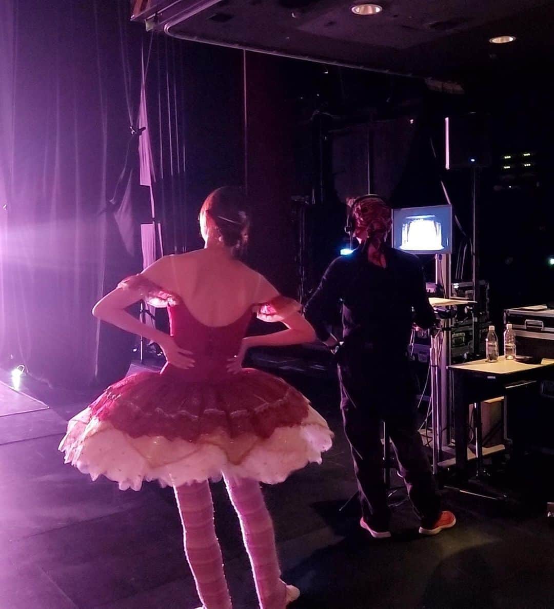 上野水香さんのインスタグラム写真 - (上野水香Instagram)「名古屋でのグランドリームバレエフェス、無事終わりました。  ご来場いただいた皆様ありがとうございました😊  未来の名古屋のバレエ界、日本のバレエ界を担う出演のダンサーたちは、ひとりひとりが心から踊ることを楽しんで、キラキラ生き生きとしてた✨✨ バレエに夢をもち、それをつないでいくんだろうな、、 みなさんの素敵な未来を心から祈っています🥺  この舞台に関わるすべての方々、東海テレビさま、先生がた、そしてスタッフの皆様、お世話になりありがとうございました！  Pic 1  パートナーの#厚地康雄 さん。おかげさまで安心して楽しく踊れました！美しかった。 ありがとう✨✨  pic 3 舞台袖  pic 4 お守りのロピ🐢の席。ファンシーなロピ用椅子を用意してくれたスタッフさん、感謝です☺️  pic 6 今回のゲストの皆様と 左より、青木崇さん、厚地康雄さん、近藤亜香さん、私、倉永美沙さん、中村祥子さん、今井大輔さん、中野吉章さん  なかなか普段同じ舞台で踊ることのない各地で活躍するみなさんとの共演、刺激的で楽しかった。 みんな素敵でした！  pic7 出演の皆様と📸」10月10日 1時32分 - mizukaueno