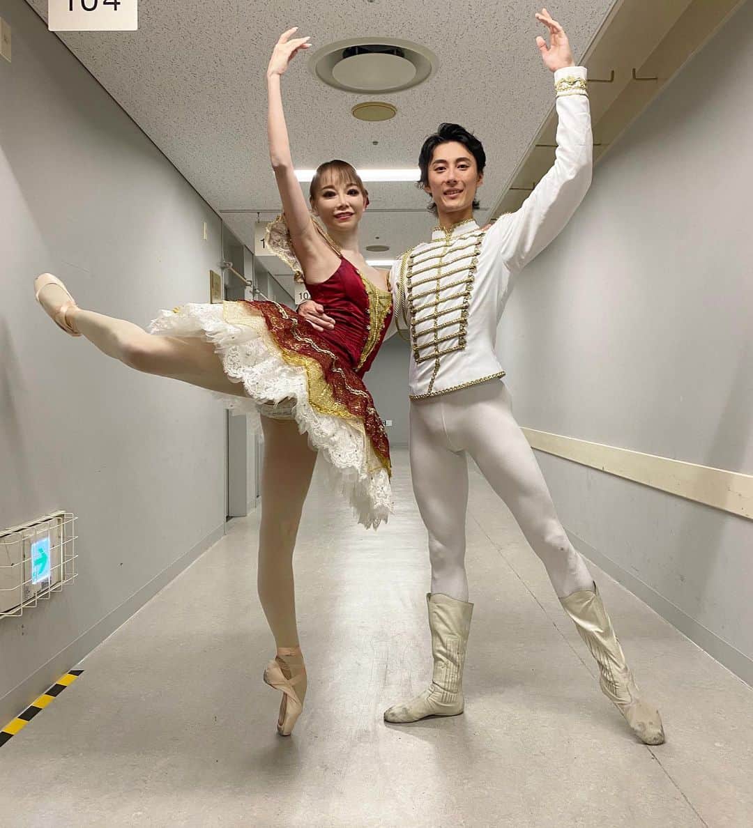 上野水香さんのインスタグラム写真 - (上野水香Instagram)「名古屋でのグランドリームバレエフェス、無事終わりました。  ご来場いただいた皆様ありがとうございました😊  未来の名古屋のバレエ界、日本のバレエ界を担う出演のダンサーたちは、ひとりひとりが心から踊ることを楽しんで、キラキラ生き生きとしてた✨✨ バレエに夢をもち、それをつないでいくんだろうな、、 みなさんの素敵な未来を心から祈っています🥺  この舞台に関わるすべての方々、東海テレビさま、先生がた、そしてスタッフの皆様、お世話になりありがとうございました！  Pic 1  パートナーの#厚地康雄 さん。おかげさまで安心して楽しく踊れました！美しかった。 ありがとう✨✨  pic 3 舞台袖  pic 4 お守りのロピ🐢の席。ファンシーなロピ用椅子を用意してくれたスタッフさん、感謝です☺️  pic 6 今回のゲストの皆様と 左より、青木崇さん、厚地康雄さん、近藤亜香さん、私、倉永美沙さん、中村祥子さん、今井大輔さん、中野吉章さん  なかなか普段同じ舞台で踊ることのない各地で活躍するみなさんとの共演、刺激的で楽しかった。 みんな素敵でした！  pic7 出演の皆様と📸」10月10日 1時32分 - mizukaueno