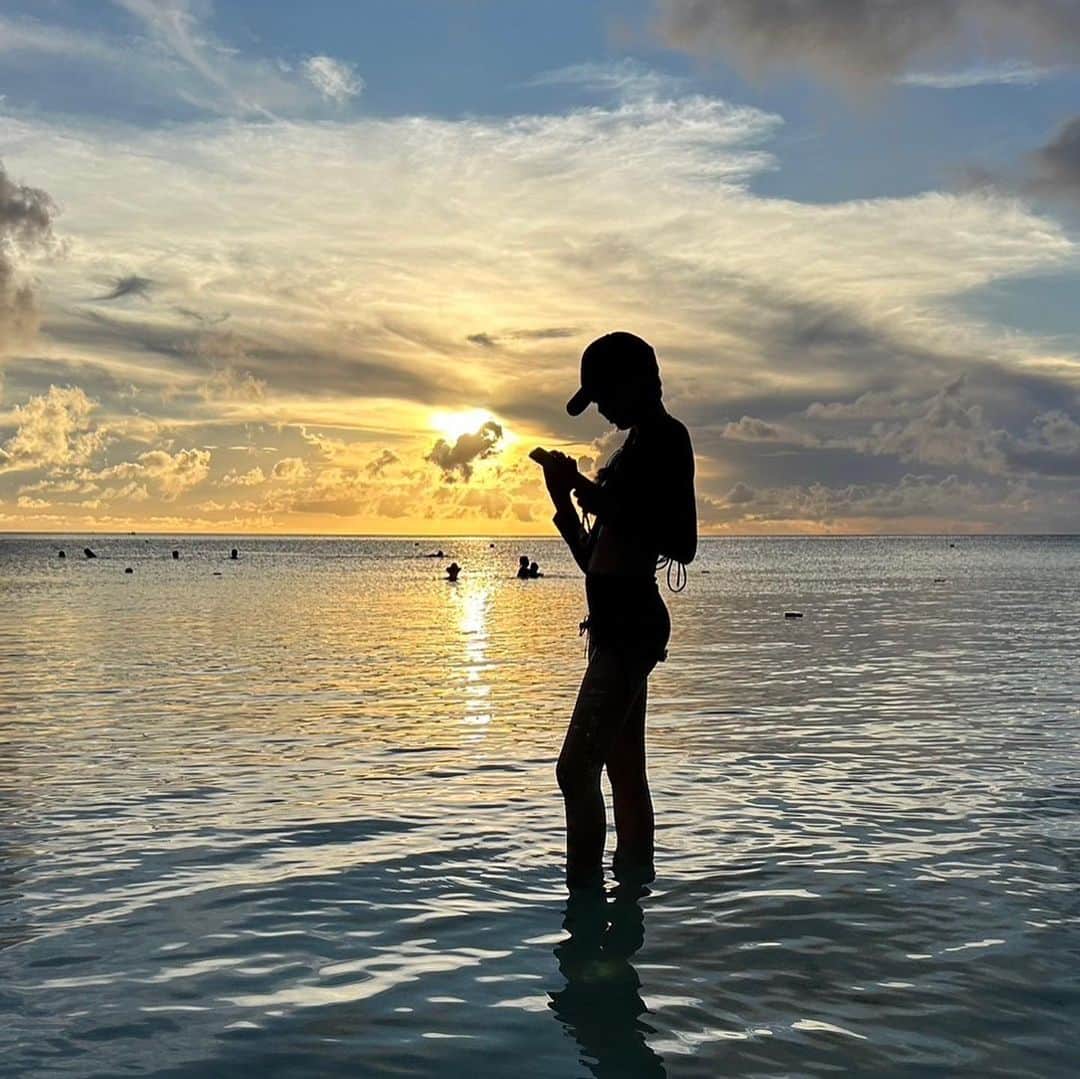 のインスタグラム：「my summer vacation 🌺🏝️」