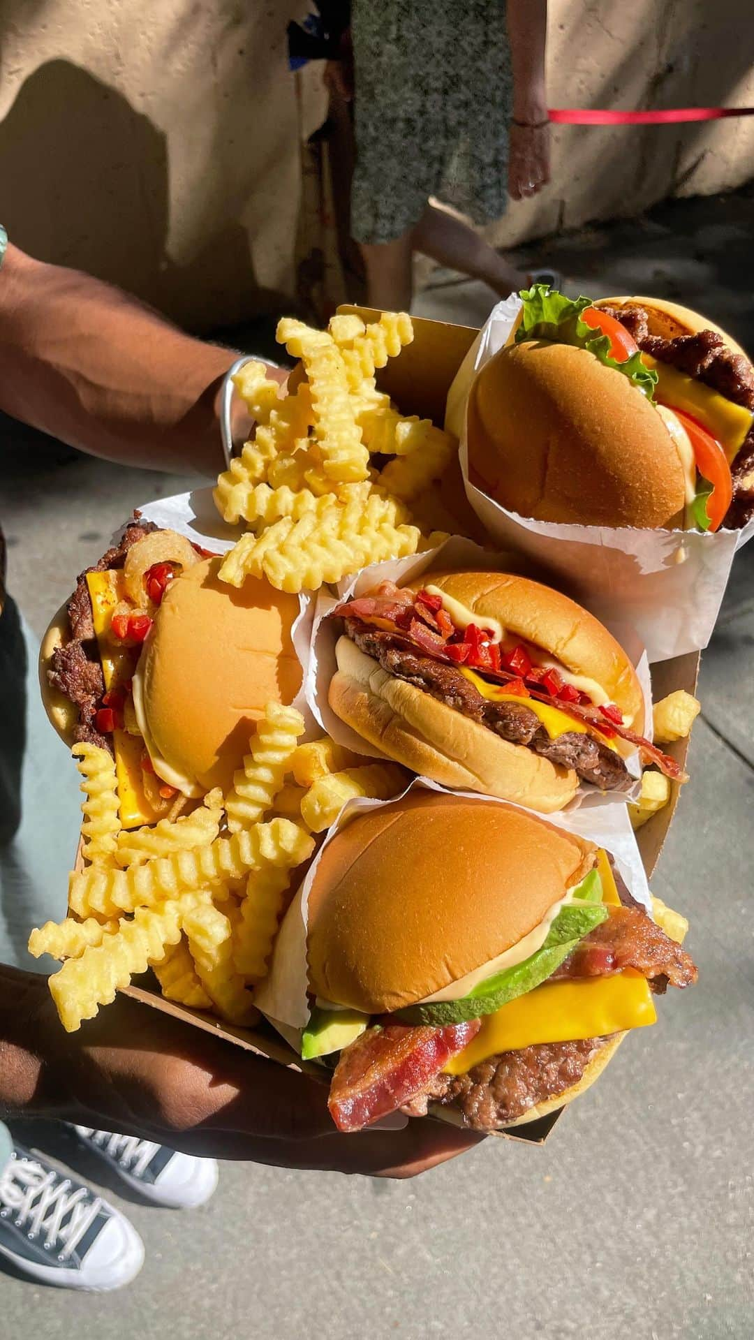 SHAKE SHACKのインスタグラム：「Tag your taste buds 🤝」