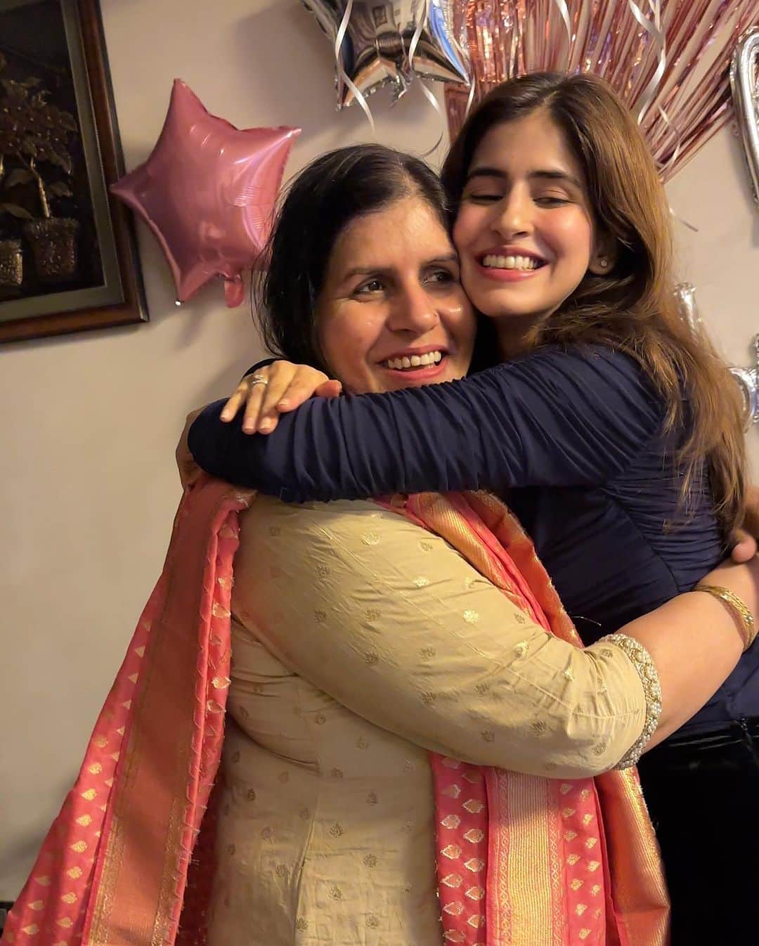 Sakshi Malikのインスタグラム：「Mom, you are my best friend for life! You mean the world to me and I’m always so grateful for all the love that you give me. Happy birthday mom, I love you so much! ❤️❤️ @anjusinghmalik」