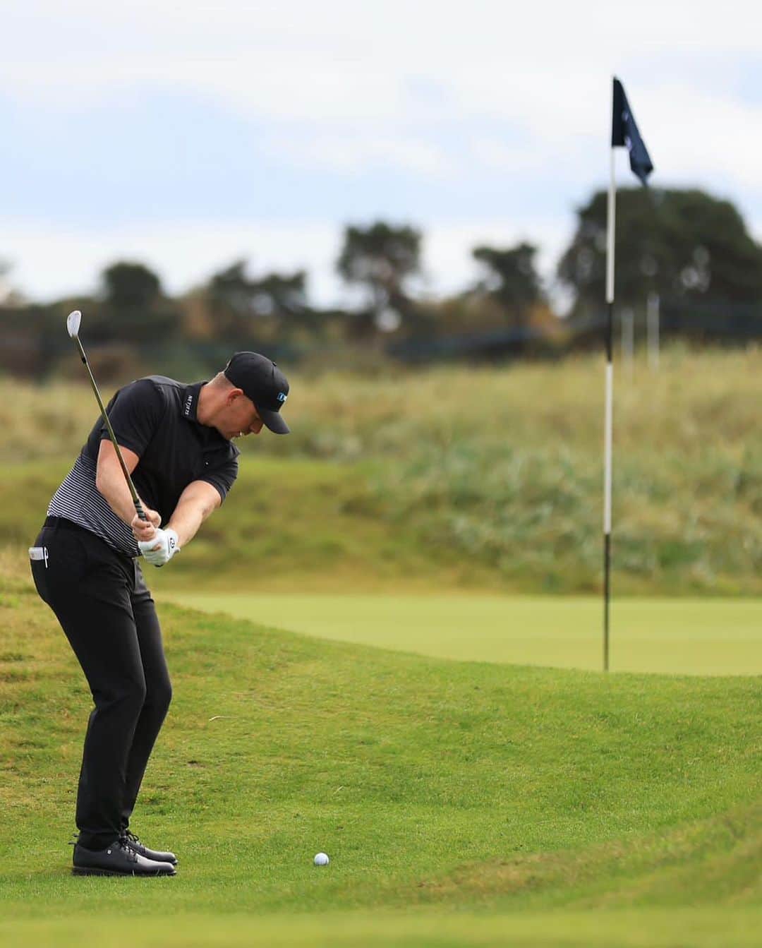 マット・ウォレスのインスタグラム：「Long week. Grateful to everyone at @dpworldtour @dunhilllinks @carnoustiegolflinks @kingsbarnsgolflinks & @thehomeofgolf @cutmaker for getting us through.  Thankyou to my partner @ssummers65 for making it an enjoying one. Congrats @mattfitz94 & Mumma Sue 🏆 On to Vegas we go. Better late than never. ✈️」