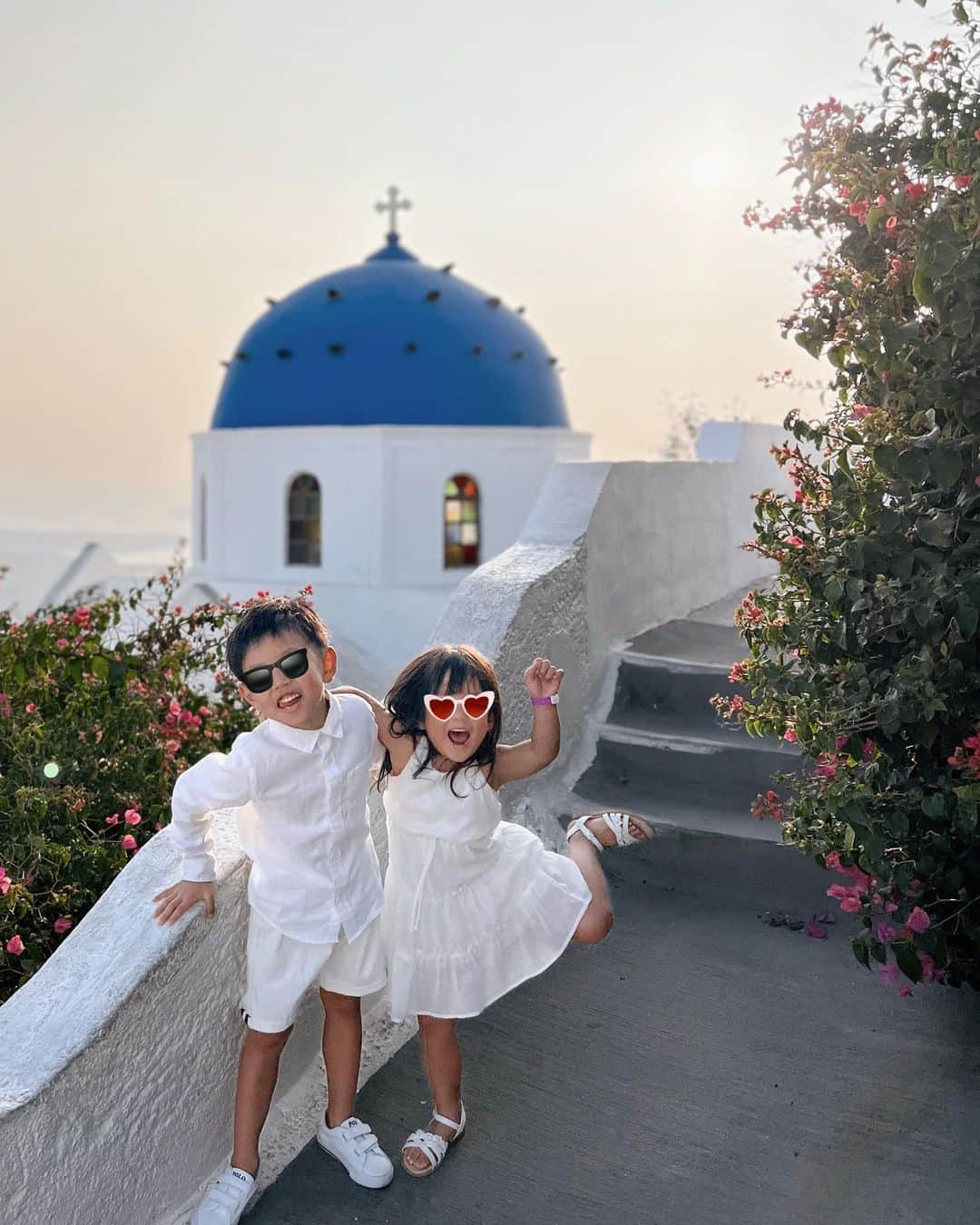 Remiさんのインスタグラム写真 - (RemiInstagram)「blue dome in Santorini, Greece🇬🇷 サントリーニ島といえば白い建物に青い屋根のブルードーム💙  今回の撮影はブルードームで有名な街イア(Oia)ではなく、港街ティラ(Fira)から歩いて行けるリゾート地、イメロヴィグリ(Imerovigli)にて。 ローカルのカメラマンならではの人混みのない穴場のベストスポットに案内してもらって、ステンドグラスが綺麗なブルードームでも悠々と撮影ができました📷  サンセットも綺麗だったなぁ🌅✨ ラストのおちゃらけshot、普段の2人らしくて好き🫶🏽🥰  ------------ 📍#imerovigli #Santorini #Greece #🇬🇷  ⚓️Norwagian @norwegiancruiseline  👨‍👩‍👧‍👦 @hh.channel2023  🗓 2023.10.3-13  #イメロヴィグリ #ブルードーム #サントリーニ島 #ギリシャ旅行 #ギリシャクルーズ #クルーズ旅  #ノルウェージャン #ヨーロッパクルーズ #地中海クルーズ #エーゲ海クルーズ #子連れクルーズ #子連れ旅行 #imeroviglisantorini #imeroviglisunset  #bluedome #santoriniisland #santorinigreece #norwegian #norwegiancruiseline #norwegianbreakaway #cruise #cruiselife #familycruise #remi_world2023」10月10日 1時42分 - remi_912